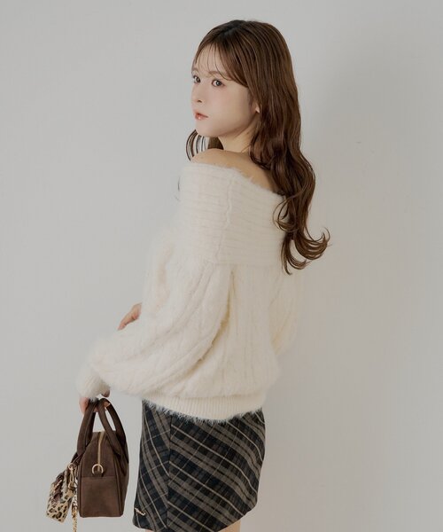 Chico（チコ）の「リブデザインオフショルルーズニット（ニット/セーター・レディース・グレー/ベージュ/ブラウン/アイボリー/レッド・FREE）」の9枚目の写真
