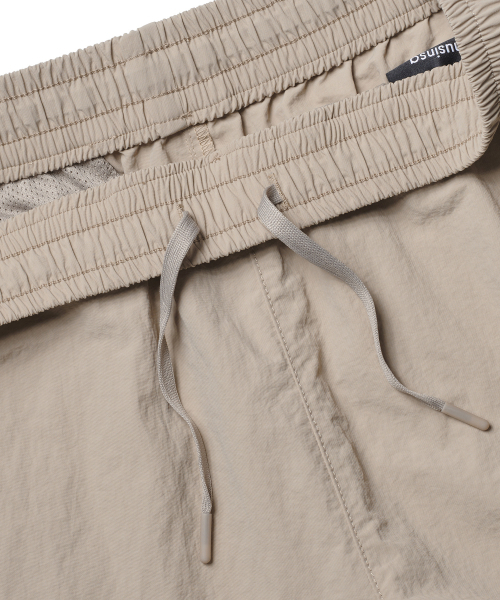 MUSINSA STANDARD WOMAN(ムシンサスタンダードウーマン)の「ウーマンズナイロンバンディングショーツ【ライトベージュ】(その他パンツ・レディース・その他・30/24/26/28)」の5枚目の写真