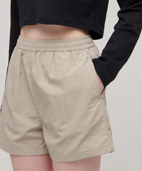 MUSINSA STANDARD WOMAN(ムシンサスタンダードウーマン)の「ウーマンズナイロンバンディングショーツ【ライトベージュ】(その他パンツ・レディース・その他・30/24/26/28)」の6枚目の写真