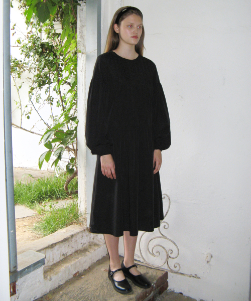 SINOON（シヌーン）の「TUCK SHIRRING DRESS (BLACK)（ワンピース・レディース・その他・FREE）」の2枚目の写真
