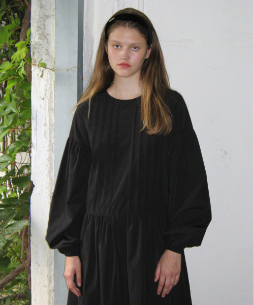 SINOON（シヌーン）の「TUCK SHIRRING DRESS (BLACK)（ワンピース・レディース・その他・FREE）」の3枚目の写真