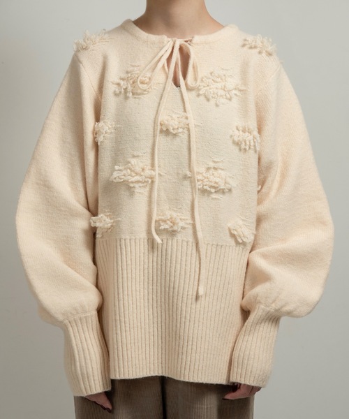 lawgy（ラウジー）の「string neck 2way fringe knit / ストリングネック2wayフリンジニット（ニット/セーター・レディース・ホワイト/ベージュ系/ピンク系・FREE）」の2枚目の写真