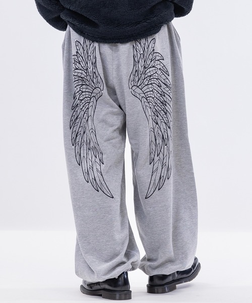 JOHN'S CLOSET（ジョンズクローゼット）の「【13】エンジェルプリント ラインストーン ワイドスウェットパンツ（スウェットパンツ・メンズ・ブラック/杢グレー/ホワイト・MEDIUM/LARGE）」の3枚目の写真