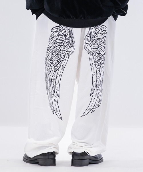 JOHN'S CLOSET（ジョンズクローゼット）の「【13】エンジェルプリント ラインストーン ワイドスウェットパンツ（スウェットパンツ・メンズ・ブラック/杢グレー/ホワイト・MEDIUM/LARGE）」の2枚目の写真