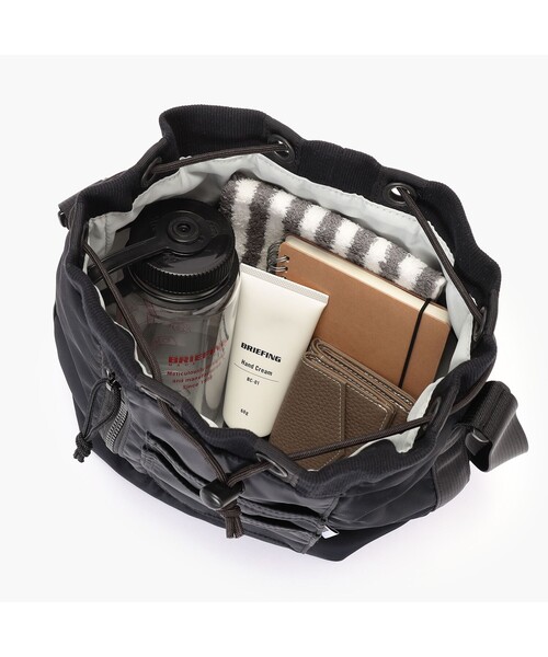BRIEFING（ブリーフィング）の「DRAWSTRING SHOULDER （Sサイズ）（ショルダーバッグ・メンズ・カーキ/ブラック・FREE）」の11枚目の写真