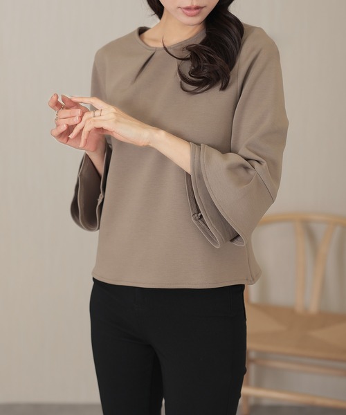 DAYRA(デイラ)の「ソリッドカラー フロント タック フレアスリーブ プルオーバー(Tシャツ/カットソー・レディース・ブラック/グレイッシュベージュ/ベージュ/ホワイト/グレー・FREE/S)」の5枚目の写真