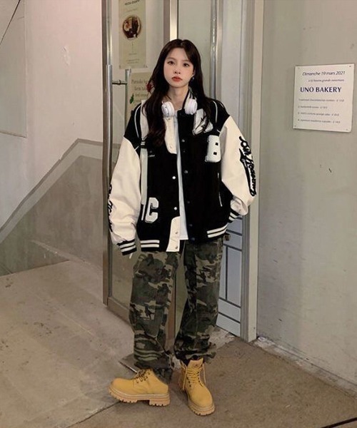 Ressaca（レサーカ）の「オーバーサイズサガラ刺繍スタジャン PUレザー切り替えブルゾン（スタジャン・メンズ・ブラック/ブラウン・L/M）」の7枚目の写真