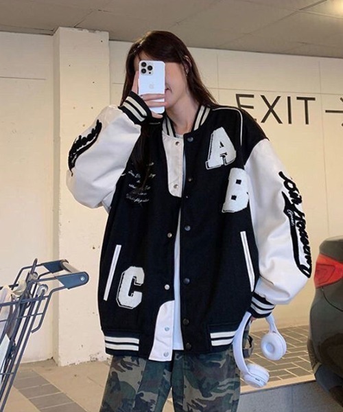 Ressaca（レサーカ）の「オーバーサイズサガラ刺繍スタジャン PUレザー切り替えブルゾン（スタジャン・メンズ・ブラック/ブラウン・L/M）」の4枚目の写真