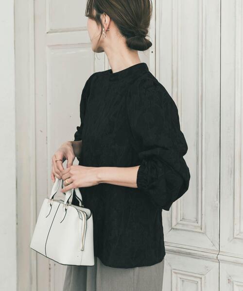 URBAN RESEARCH DOORS(アーバンリサーチドアーズ)の「フラワーオパールブラウス|オフィスカジュアル/フォーマル/オケージョン/セレモニー/入卒式/お呼ばれ(シャツ/ブラウス・レディース・オフホワイト/ブラック・FREE)」の1枚目の写真