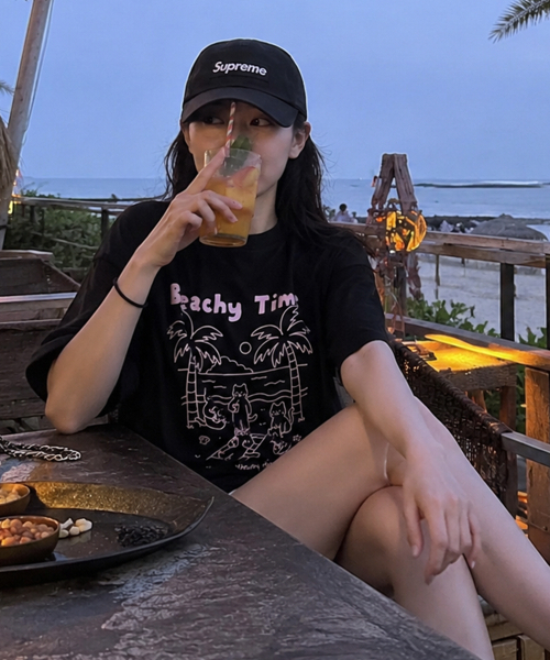 ROIDESROIS(ロワデロワ)の「ビーチタイムキャットクルー半袖Tシャツ(ブラック)(Tシャツ/カットソー・レディース・その他・S/M/2XL/XL/L)」の1枚目の写真