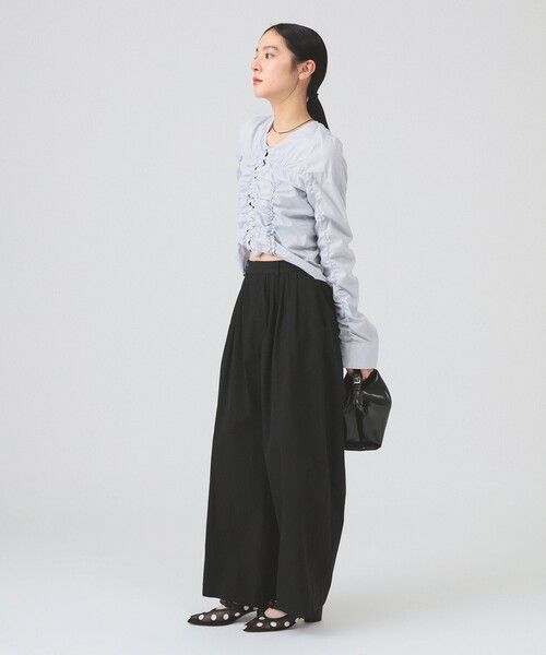 Ray BEAMS（レイビームス）の「ギャザー ボリューム パンツ（スラックス・レディース・ブラック/ピンク・0/1）」の4枚目の写真