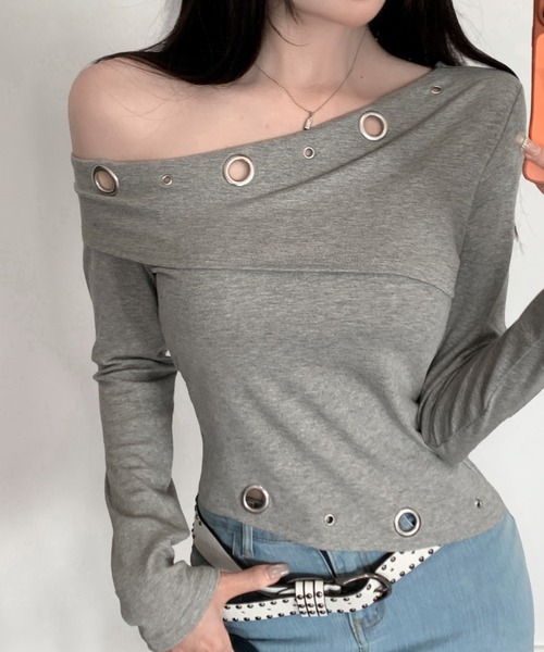 Sibra(シブラ)の「ハトメデザインオフショルトップス/ウエストカットアウト・タイトシルエット(Tシャツ/カットソー・レディース・ブラック/レッド/グレー/ホワイト・M)」の3枚目の写真