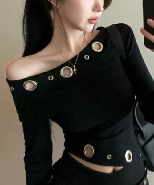 Sibra(シブラ)の「ハトメデザインオフショルトップス/ウエストカットアウト・タイトシルエット(Tシャツ/カットソー・レディース・ブラック/レッド/グレー/ホワイト・M)」の1枚目の写真
