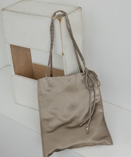 SALON adam et rope'（サロン アダム エ ロペ）の「【WEB限定】コードチャーム付サテントート / A4　新色追加（トートバッグ・レディース・ブラック/グレー系その他/ベージュ・FREE）」の3枚目の写真