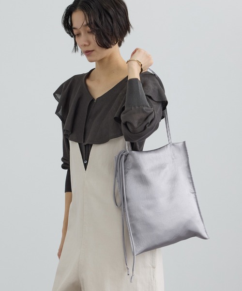 SALON adam et rope'（サロン アダム エ ロペ）の「【WEB限定】コードチャーム付サテントート / A4　新色追加（トートバッグ・レディース・ブラック/グレー系その他/ベージュ・FREE）」の2枚目の写真