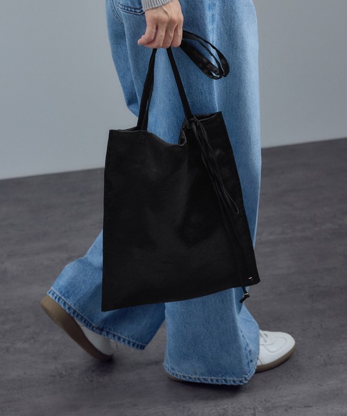 SALON adam et rope'（サロン アダム エ ロペ）の「【WEB限定】コードチャーム付サテントート / A4　新色追加（トートバッグ・レディース・ブラック/グレー系その他/ベージュ・FREE）」の4枚目の写真