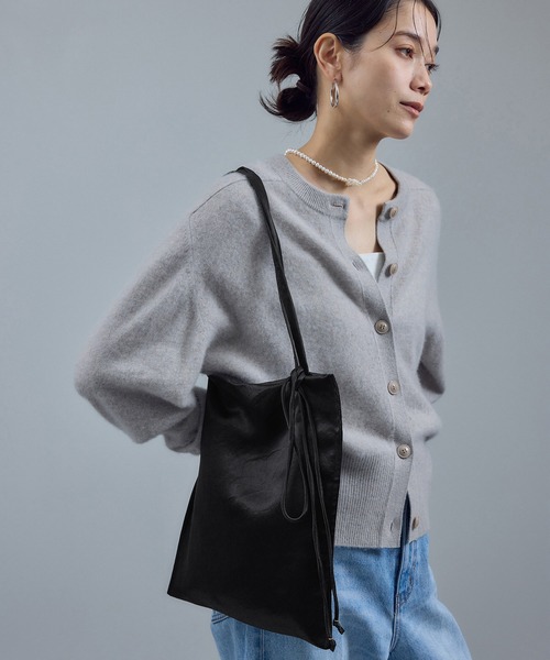 SALON adam et rope'（サロン アダム エ ロペ）の「【WEB限定】コードチャーム付サテントート / A4　新色追加（トートバッグ・レディース・ブラック/グレー系その他/ベージュ・FREE）」の5枚目の写真