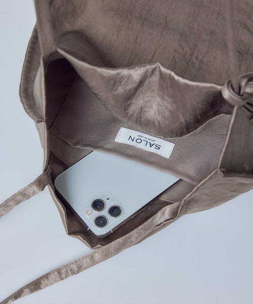 SALON adam et rope'（サロン アダム エ ロペ）の「【WEB限定】コードチャーム付サテントート / A4　新色追加（トートバッグ・レディース・ブラック/グレー系その他/ベージュ・FREE）」の6枚目の写真