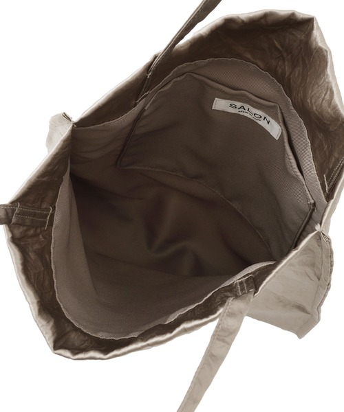 SALON adam et rope'（サロン アダム エ ロペ）の「【WEB限定】コードチャーム付サテントート / A4　新色追加（トートバッグ・レディース・ブラック/グレー系その他/ベージュ・FREE）」の19枚目の写真