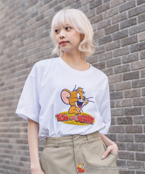 Tom&Jerry(トムアンドジェリー)の「【TOM&JERRY/トムとジェリー】【ふんわりルーズシルエット 体形カバー】フロントサガラ刺繍 半袖Tシャツ レトロ アメカジ キャラクター トムジェリ(Tシャツ/カットソー・レディース・レッド/スミクロ/ブルー/オフホワイト・LARGE/MEDIUM)」の1枚目の写真