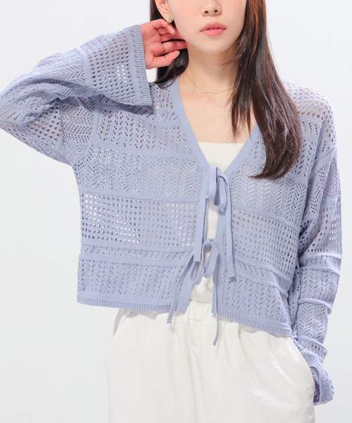 Honeys（ハニーズ）の「透かし編リボンカーデ（カーディガン/ボレロ・レディース・モカ/レッド/アイボリー/サックスブルー・L/M/S）」の4枚目の写真