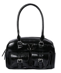 .KOM（ドットコム）の「A'GEM/9 × .kom 『MUCENT/ムセント』 BIRUS METAL LOGO ENAMEL 2-BELT POCKET SHOULDER BAG/メタルロゴエナメル2ベルトポケットショルダーバッグ（ボストンバッグ）」