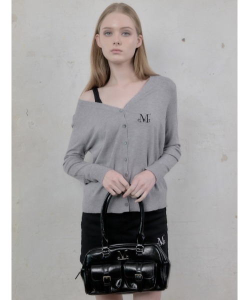 MUCENT（ムセント）の「A'GEM/9 × .kom 『MUCENT/ムセント』 BIRUS METAL LOGO ENAMEL 2-BELT POCKET SHOULDER BAG/メタルロゴエナメル2ベルトポケットショルダーバッグ（ボストンバッグ・レディース・ブラック・FREE）」の2枚目の写真