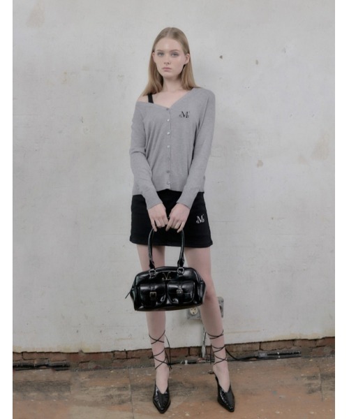 MUCENT（ムセント）の「A'GEM/9 × .kom 『MUCENT/ムセント』 BIRUS METAL LOGO ENAMEL 2-BELT POCKET SHOULDER BAG/メタルロゴエナメル2ベルトポケットショルダーバッグ（ボストンバッグ・レディース・ブラック・FREE）」の3枚目の写真