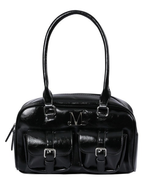 MUCENT（ムセント）の「A'GEM/9 × .kom 『MUCENT/ムセント』 BIRUS METAL LOGO ENAMEL 2-BELT POCKET SHOULDER BAG/メタルロゴエナメル2ベルトポケットショルダーバッグ（ボストンバッグ・レディース・ブラック・FREE）」の4枚目の写真