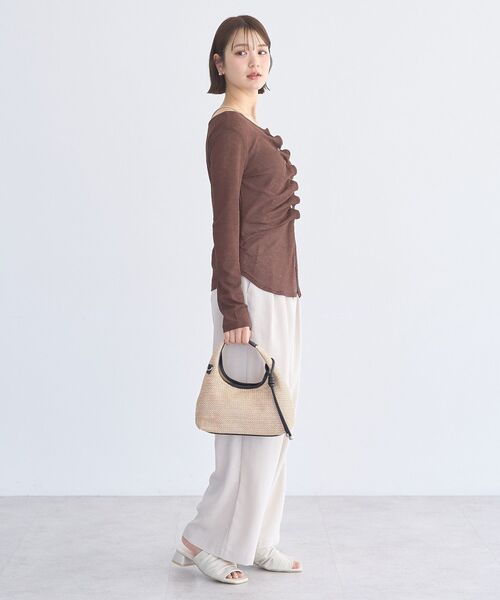 earth music&ecology(アースミュージックアンドエコロジー)の「【2026SS】シアーワッフルタックボタントップス(Tシャツ/カットソー・レディース・ブラウン/レッド/ライトグリーン/オフホワイト・FREE)」の5枚目の写真