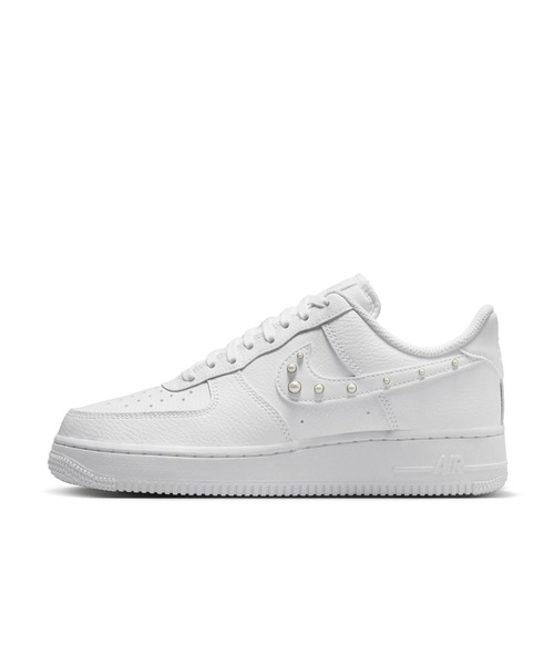 NIKE(ナイキ)の「W AIR FORCE 1 '07 IU7557-100(スニーカー・レディース・ホワイト・23.5cm/22.5cm/24.0cm/23.0cm/27.5cm/26.5cm/25.5cm/24.5cm/22.0cm/28.0cm/27.0cm/26.0cm/25.0cm/30.0cm/29.0cm/28.5cm)」の1枚目の写真