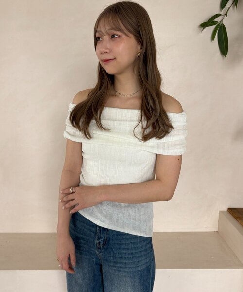 gemeil(ジェムイル)の「【MIZUKI企画】オフショルダーリブトップス (LA-341)(Tシャツ/カットソー・レディース・ブラック/ホワイト/ベージュ・FREE)」の2枚目の写真
