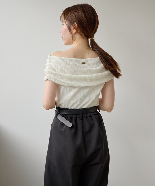 gemeil(ジェムイル)の「【MIZUKI企画】オフショルダーリブトップス (LA-341)(Tシャツ/カットソー・レディース・ブラック/ホワイト/ベージュ・FREE)」の13枚目の写真