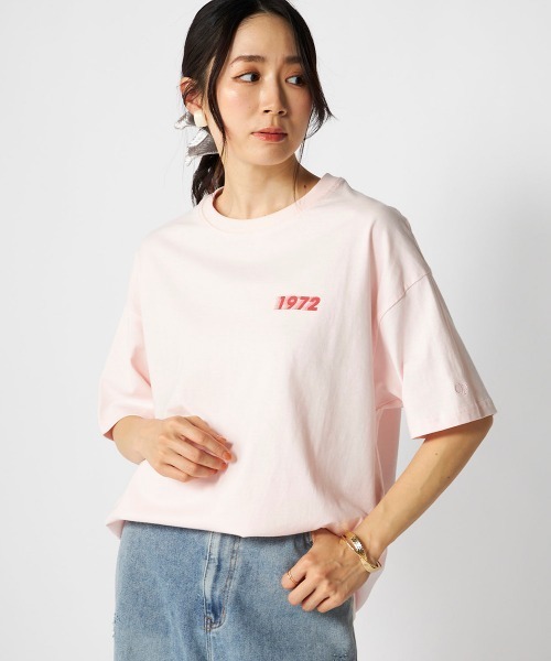 Ocean Pacific(オーシャンパシフィック)の「【OP:オーピー】レディースカレッジロゴコットンTシャツ バックプリント(Tシャツ/カットソー・レディース・チャコールグレー/ピンク・LARGE/X-LARGE/MEDIUM)」の2枚目の写真