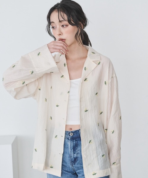 Anclear oui(アンクリアウィ)の「シアー刺繍ビッグSH(シャツ/ブラウス・レディース・アイボリー/ブラック・F)」の1枚目の写真