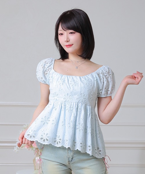 Anely(アネリー)の「Anely コットン アイレット フラワー ペプラム ブラウス(シャツ/ブラウス・レディース・ブルー/アイボリー・FREE)」の2枚目の写真