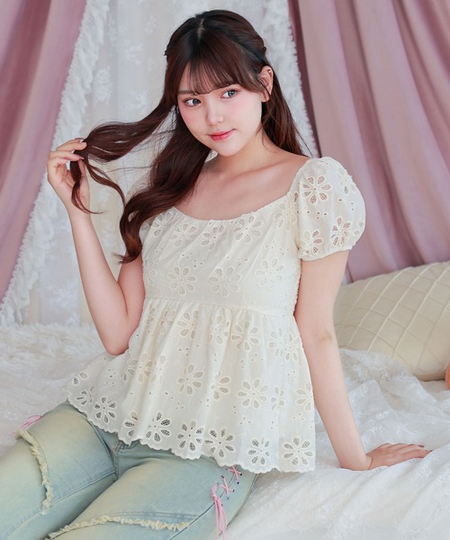 Anely(アネリー)の「Anely コットン アイレット フラワー ペプラム ブラウス(シャツ/ブラウス・レディース・ブルー/アイボリー・FREE)」の5枚目の写真
