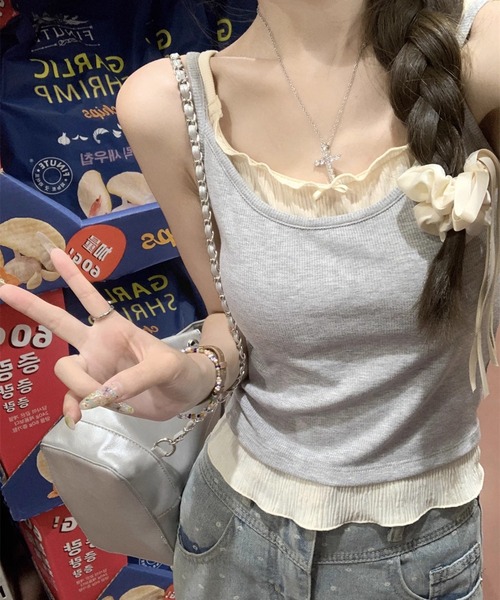 HALEY PESCA(ヘーリーペスカ)の「HALEY PESCA/フェイクツーピース フリルキャミソール(キャミソール・レディース・アイボリー/グレー・MEDIUM/SMALL)」の1枚目の写真