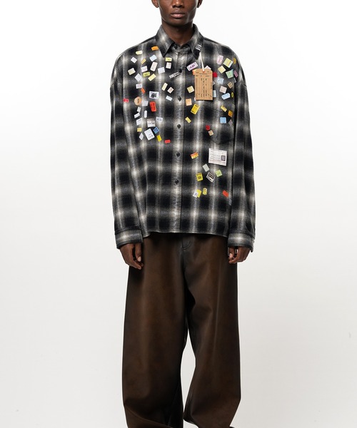 Maison MIHARA YASUHIRO(メゾンミハラヤスヒロ)の「Price Tag Sticker Printed Check Shirt(シャツ/ブラウス・メンズ・ブラウン/ブラック・44)」の3枚目の写真
