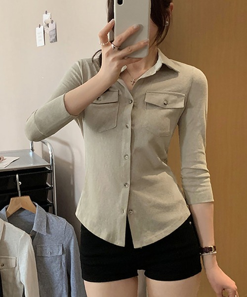 Girly Doll(ガーリードール)の「レギュラーカラーフラップデザインスリムシャツ(Tシャツ/カットソー・レディース・キャメル/オフホワイト/ブラック・FREE)」の3枚目の写真