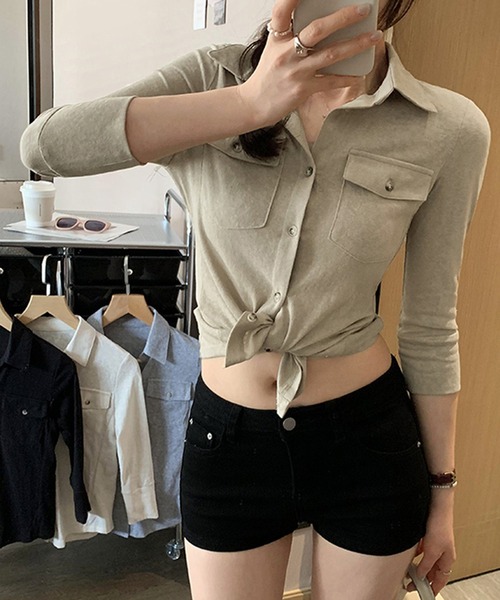 Girly Doll(ガーリードール)の「レギュラーカラーフラップデザインスリムシャツ(Tシャツ/カットソー・レディース・キャメル/オフホワイト/ブラック・FREE)」の12枚目の写真