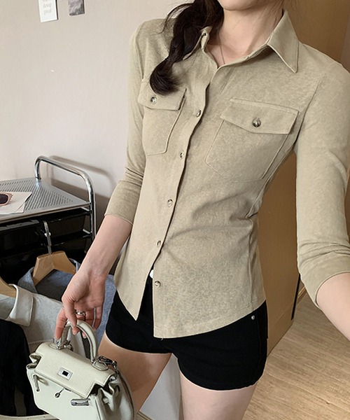 Girly Doll(ガーリードール)の「レギュラーカラーフラップデザインスリムシャツ(Tシャツ/カットソー・レディース・キャメル/オフホワイト/ブラック・FREE)」の11枚目の写真
