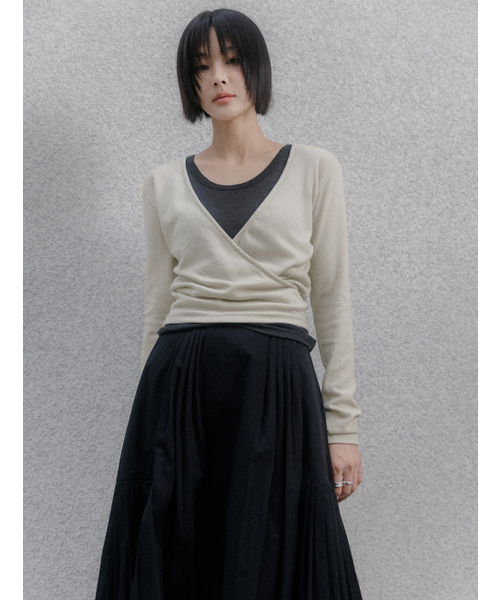 MEMUA(メムア)の「シエンズラップドレープトップ(Tシャツ/カットソー・レディース・ベージュ/ブラック/チャコール・FREE)」の4枚目の写真
