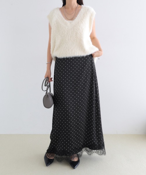 andme(アンドミー)の「裾レースロングサテンスカート【無地/ドット】(スカート・レディース・アイボリー/ブラウン/ブラック/アイボリー系/ブラック系・L/M)」の6枚目の写真