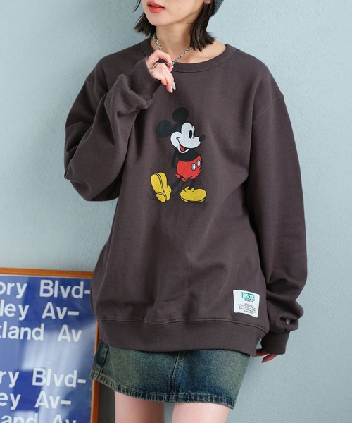 Disney(ディズニー)の「【DISCUS/ディスカス】×【Disney/ディズニー】ミッキーマウス アートワークデザイン ヴィンテージライク 裏毛スウェット(スウェット・レディース・ブラック系1/ブラック系2/ブラック系3/ブラック系4/ホワイト系1/ホワイト系2/ホワイト系3/ホワイト系4・M/L)」の1枚目の写真