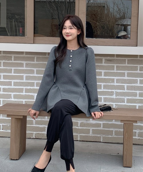 BIRTHDAY BASH(バースデイバッシュ)の「PEARL BUTTON PEPLUM TOPS(パールボタンペプラムトップス)(Tシャツ/カットソー・レディース・グレー・FREE)」の4枚目の写真