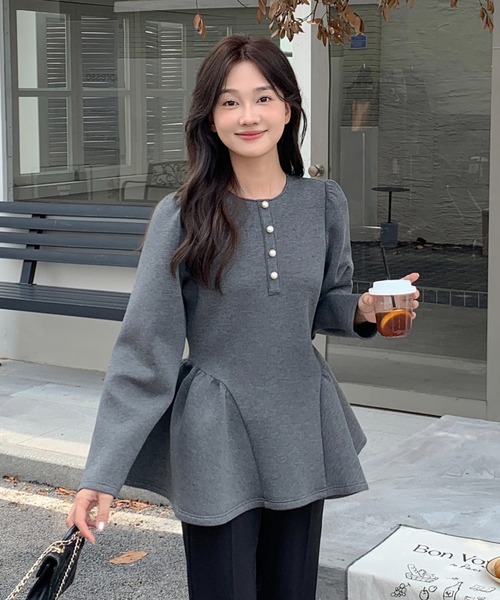 BIRTHDAY BASH(バースデイバッシュ)の「PEARL BUTTON PEPLUM TOPS(パールボタンペプラムトップス)(Tシャツ/カットソー・レディース・グレー・FREE)」の3枚目の写真