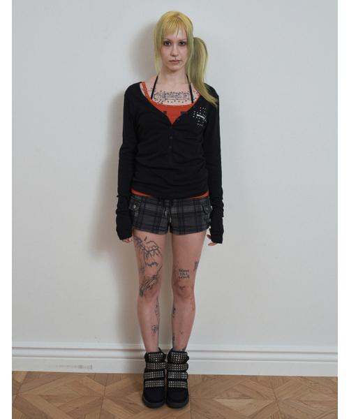 SETUP-EXE（セットアップイーエックスイー）の「DEEP V-NECK BUTTON TOP / ブラック（Tシャツ/カットソー・レディース・その他・OS）」の2枚目の写真