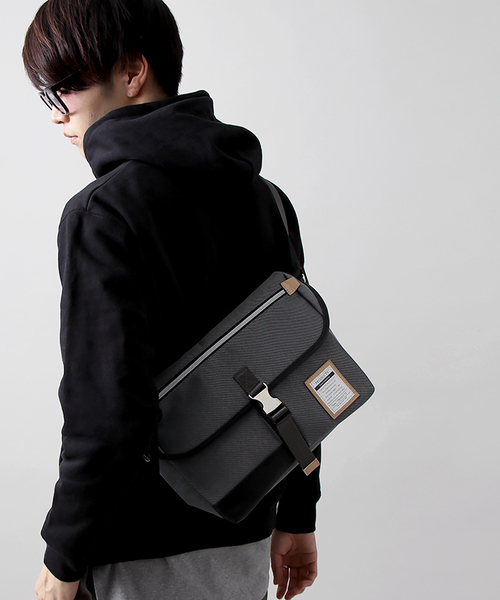 WEGO(ウィゴー)の「WEGO/メタルバックルフラップショルダーバッグ(ショルダーバッグ・メンズ・グレー/ネイビー/ブラック・FREE)」の3枚目の写真