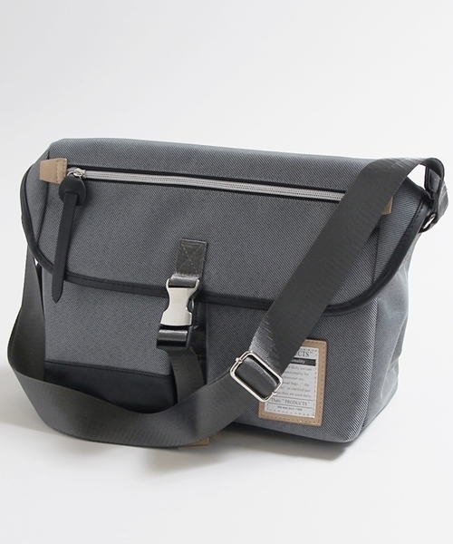 WEGO(ウィゴー)の「WEGO/メタルバックルフラップショルダーバッグ(ショルダーバッグ・メンズ・グレー/ネイビー/ブラック・FREE)」の21枚目の写真